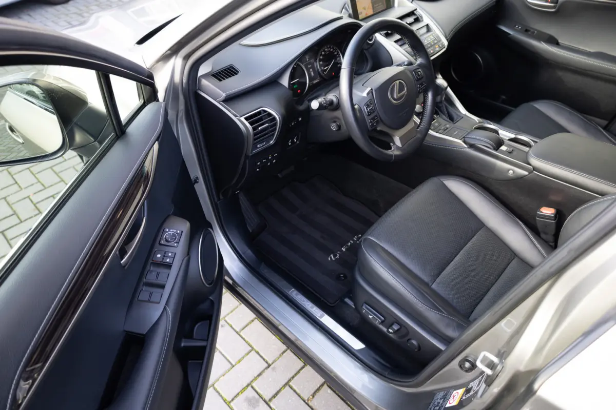 300h 198 pk AWD President Line / Red-Carpet/ Stoel.Verw+Verk/ Stuurwerw/ 360-Camera/ Adapt. Cruise/ Head-Up/ Keyless/ 18''LMV
