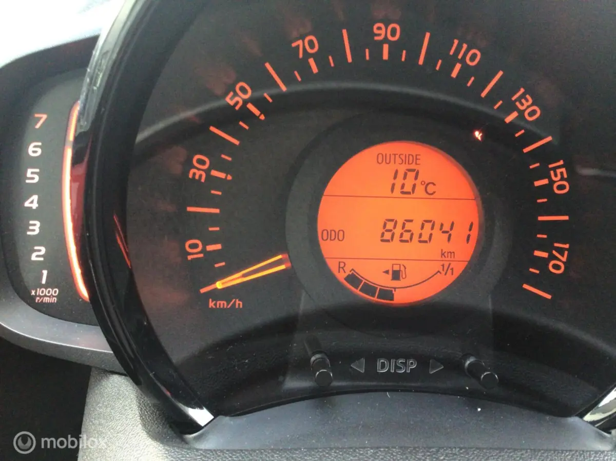 1.0 VVT-i x-play. BI-COLOUR / NL auto / 1e Eig.