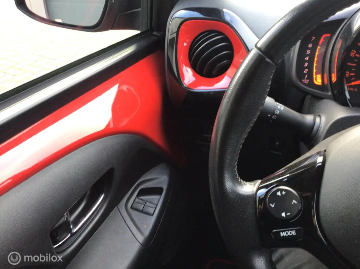 1.0 VVT-i x-play. BI-COLOUR / NL auto / 1e Eig.