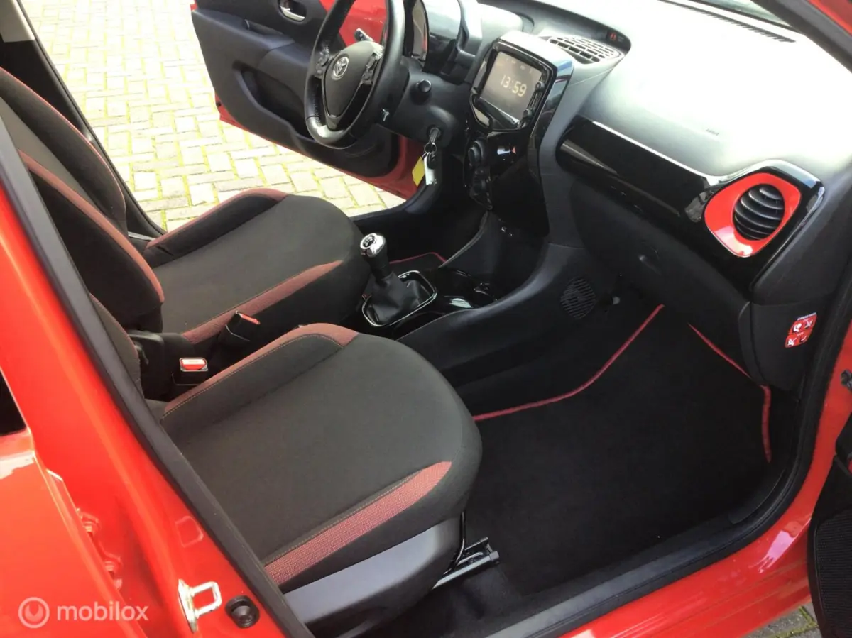 1.0 VVT-i x-play. BI-COLOUR / NL auto / 1e Eig.