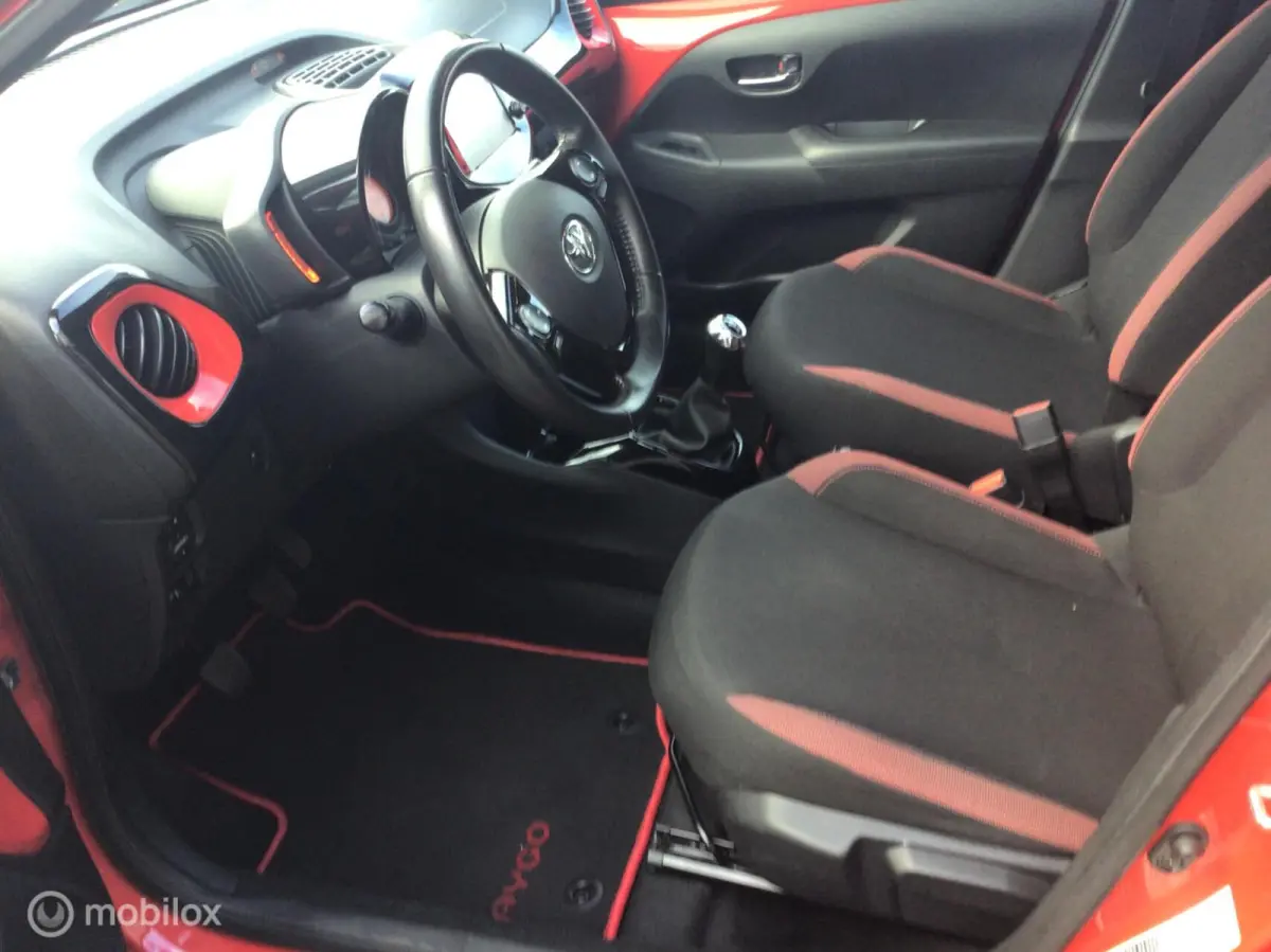 1.0 VVT-i x-play. BI-COLOUR / NL auto / 1e Eig.