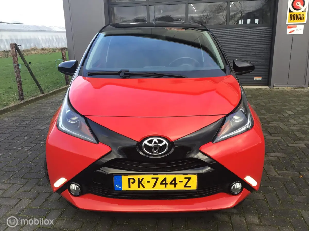 1.0 VVT-i x-play. BI-COLOUR / NL auto / 1e Eig.