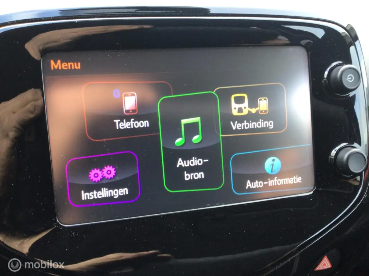 1.0 VVT-i x-play. BI-COLOUR / NL auto / 1e Eig.