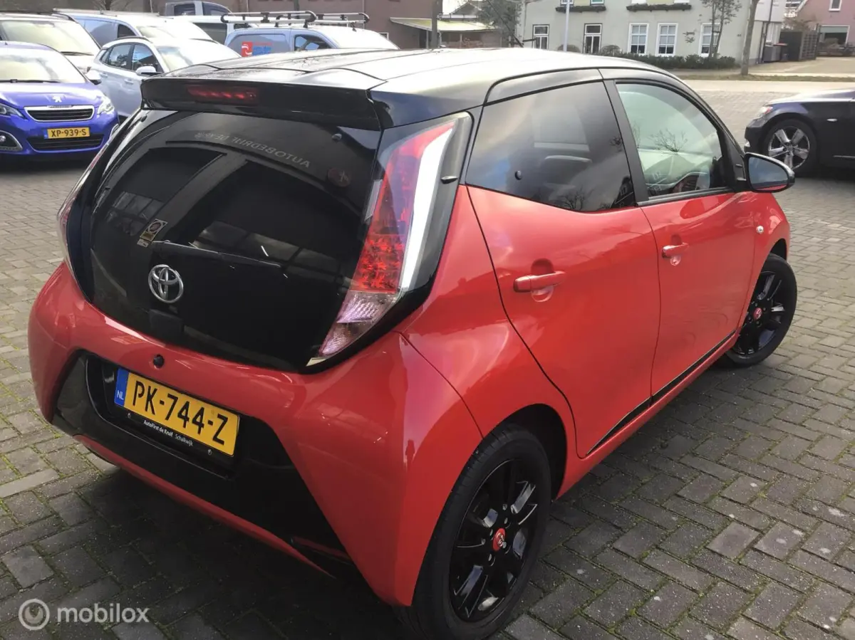 1.0 VVT-i x-play. BI-COLOUR / NL auto / 1e Eig.