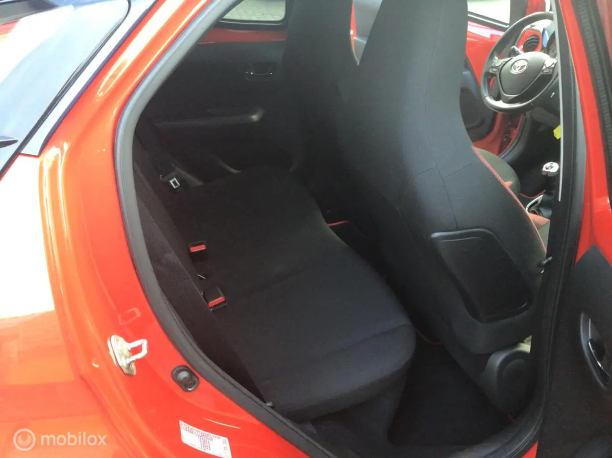 1.0 VVT-i x-play. BI-COLOUR / NL auto / 1e Eig.