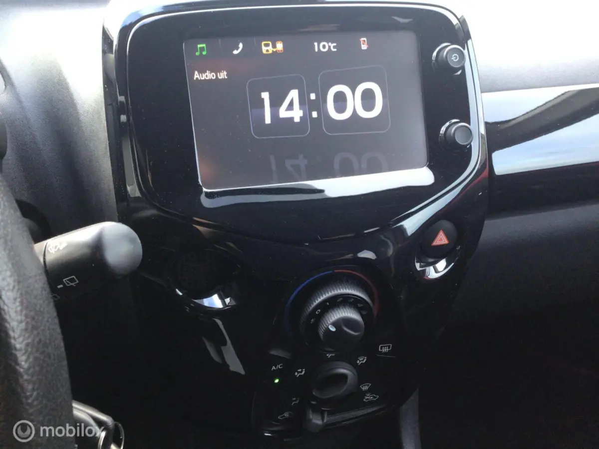 1.0 VVT-i x-play. BI-COLOUR / NL auto / 1e Eig.