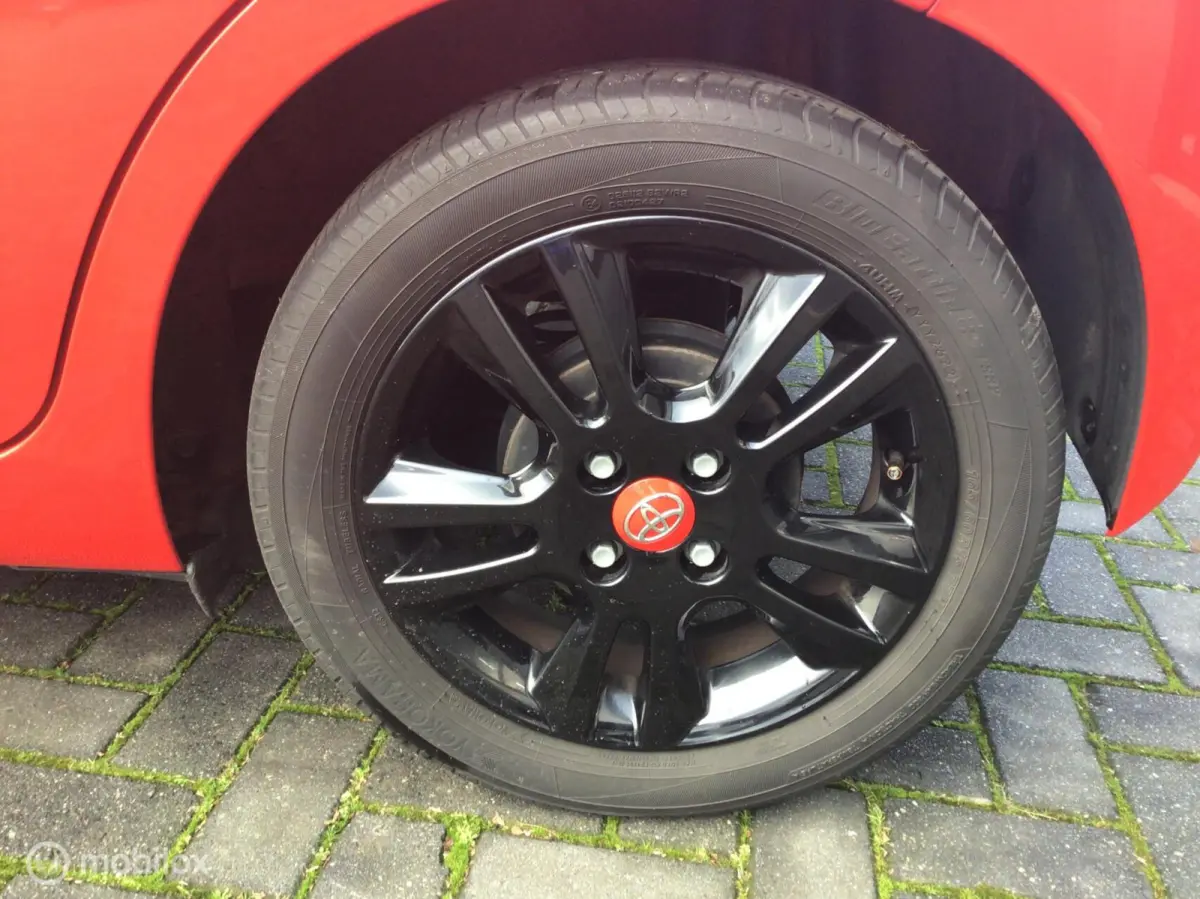 1.0 VVT-i x-play. BI-COLOUR / NL auto / 1e Eig.