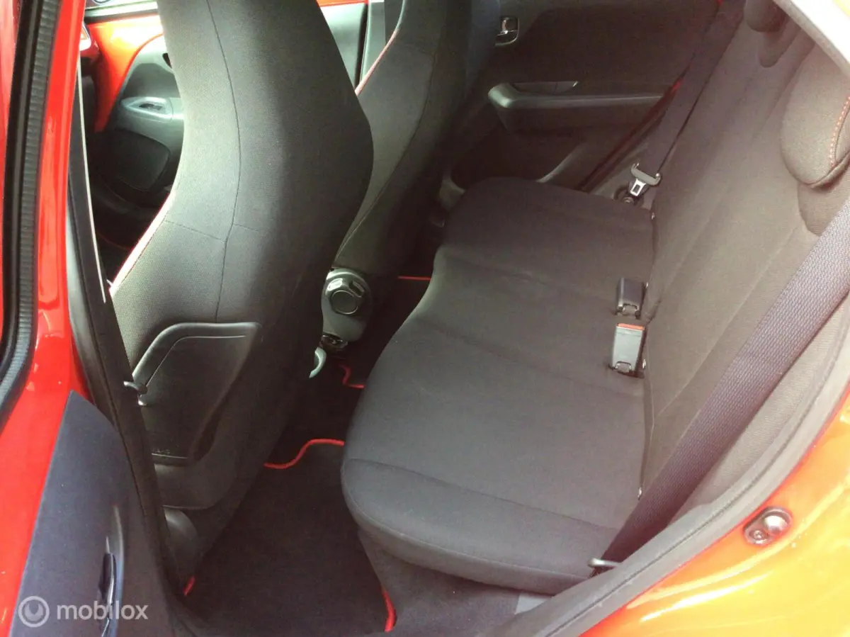 1.0 VVT-i x-play. BI-COLOUR / NL auto / 1e Eig.