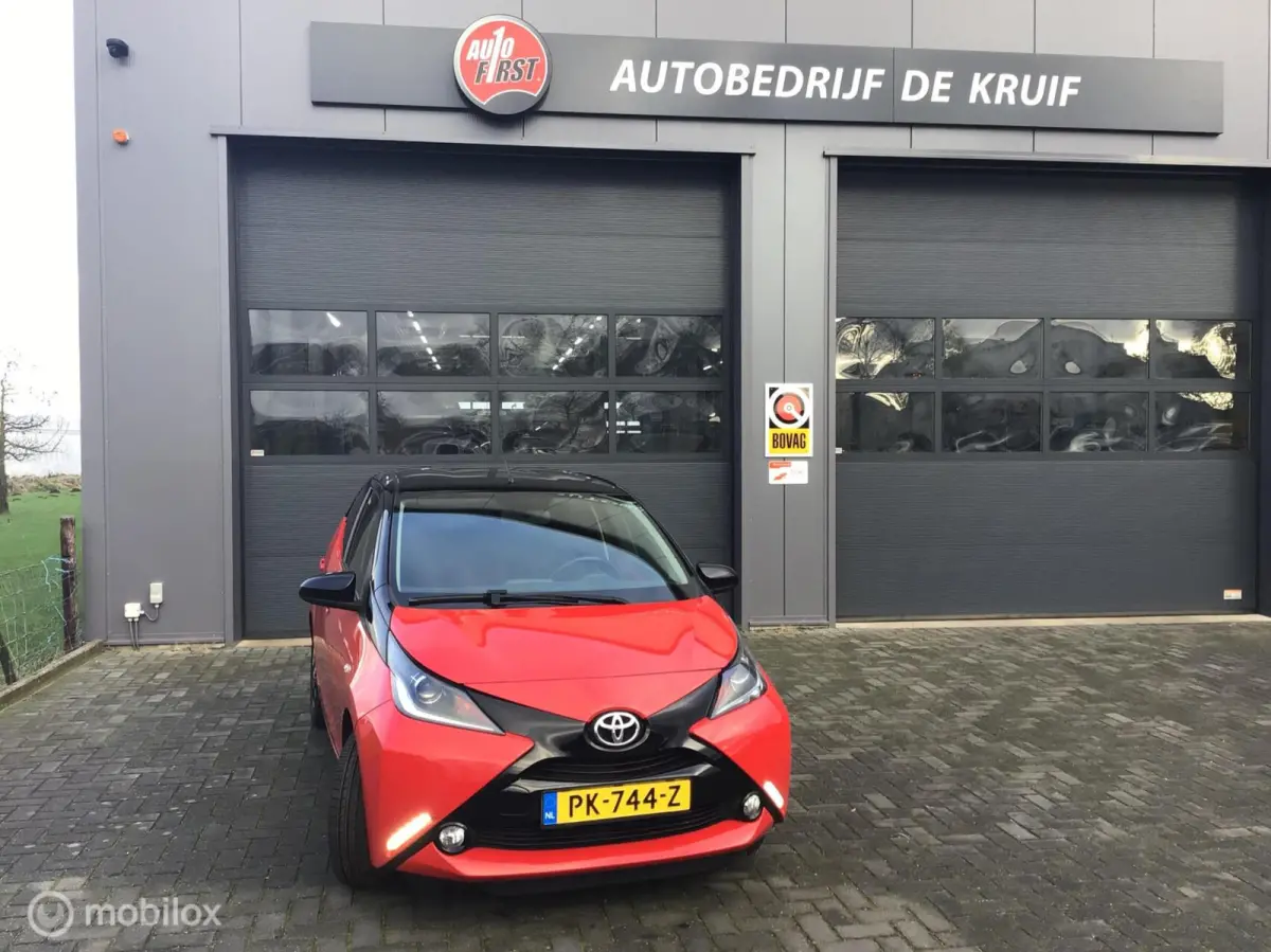 1.0 VVT-i x-play. BI-COLOUR / NL auto / 1e Eig.