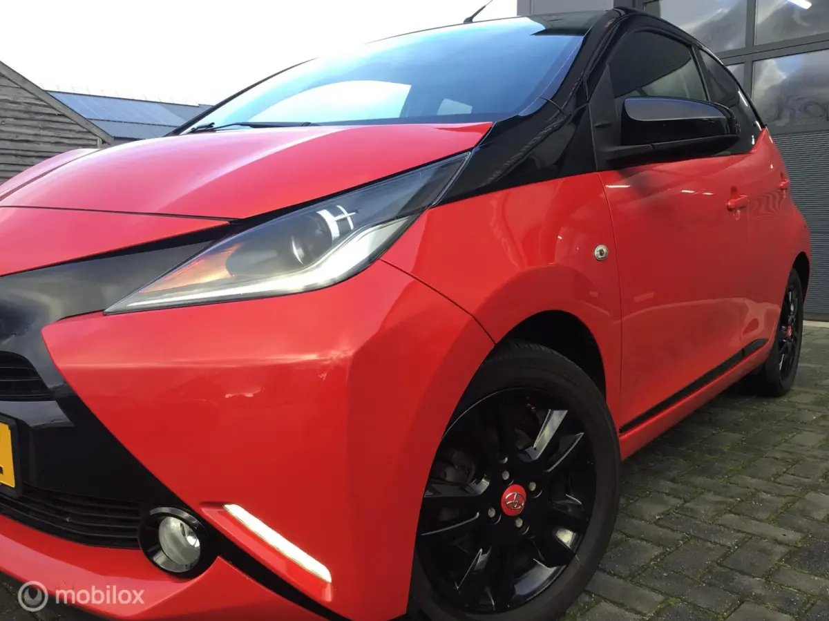 1.0 VVT-i x-play. BI-COLOUR / NL auto / 1e Eig.