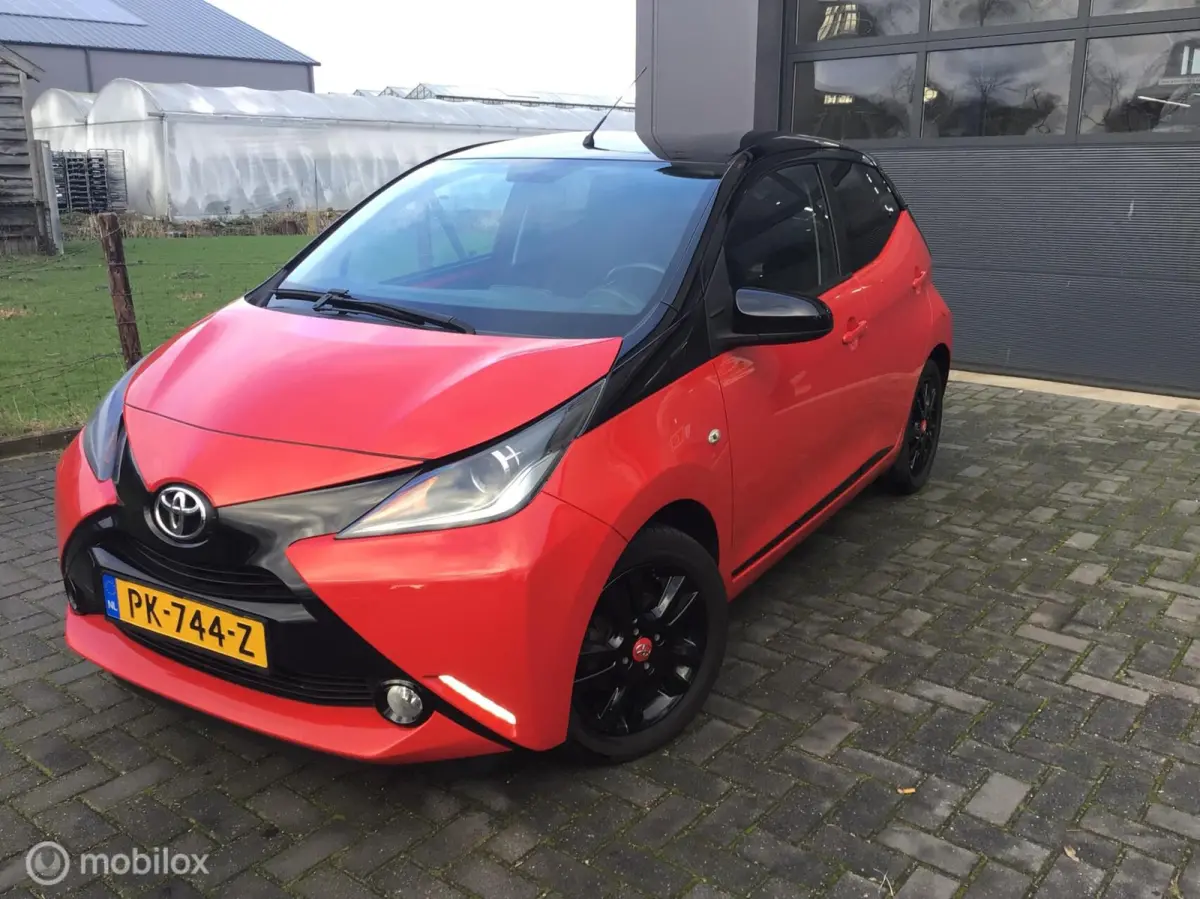 1.0 VVT-i x-play. BI-COLOUR / NL auto / 1e Eig.