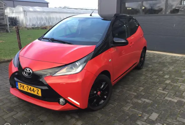 1.0 VVT-i x-play. BI-COLOUR / NL auto / 1e Eig.