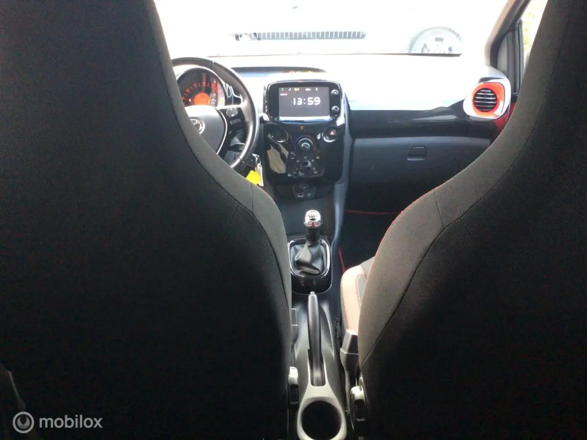 1.0 VVT-i x-play. BI-COLOUR / NL auto / 1e Eig.