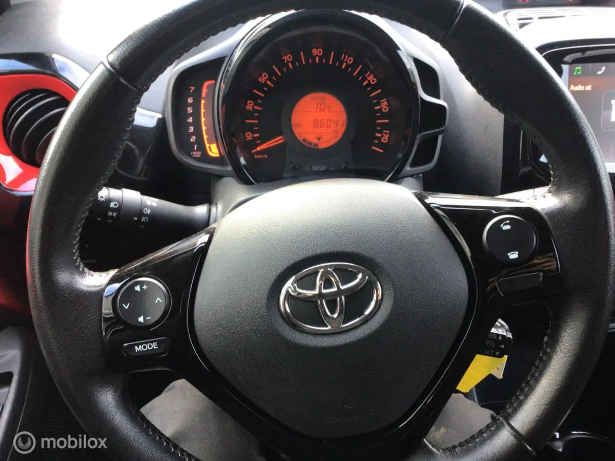 1.0 VVT-i x-play. BI-COLOUR / NL auto / 1e Eig.