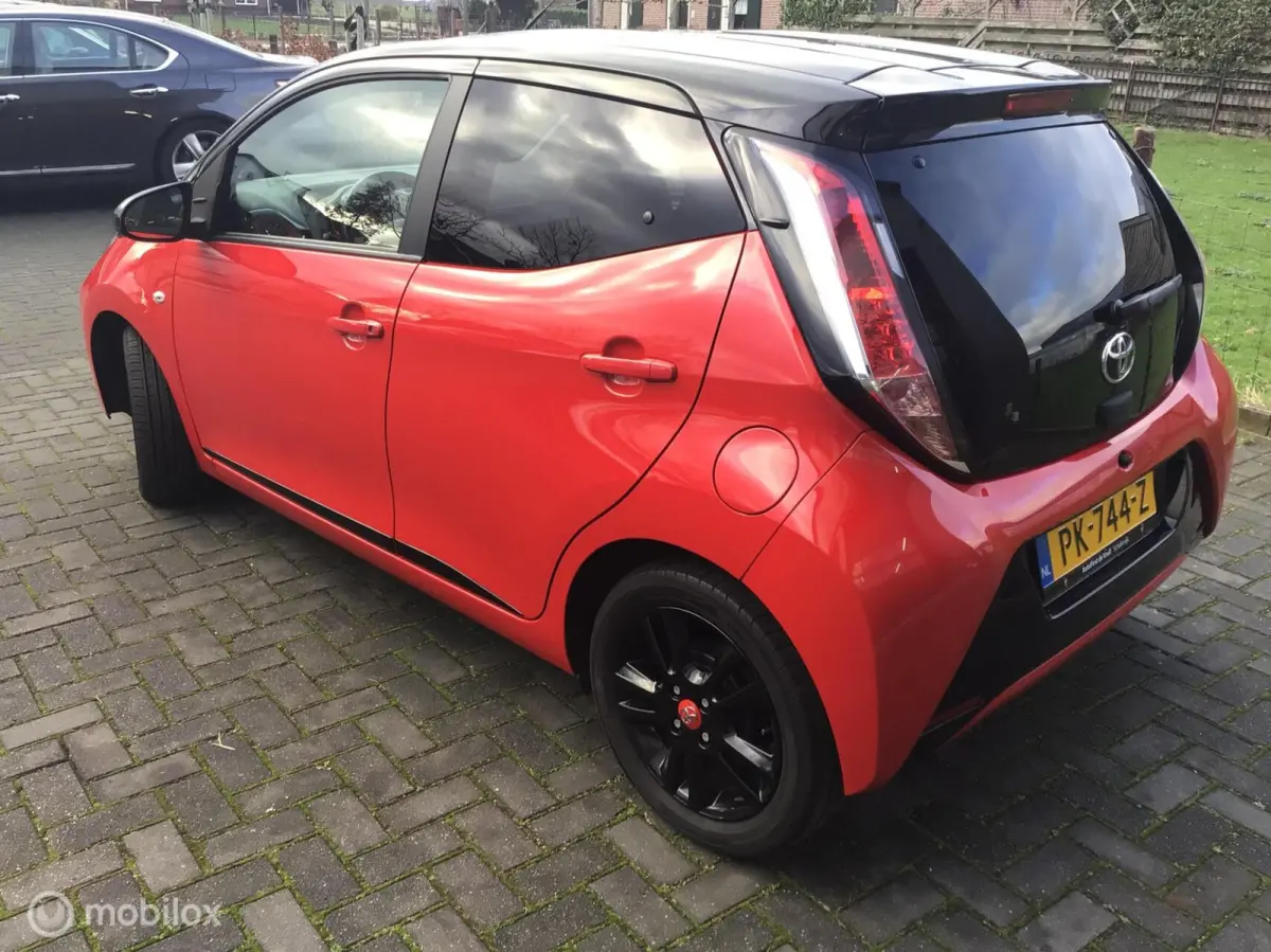 1.0 VVT-i x-play. BI-COLOUR / NL auto / 1e Eig.