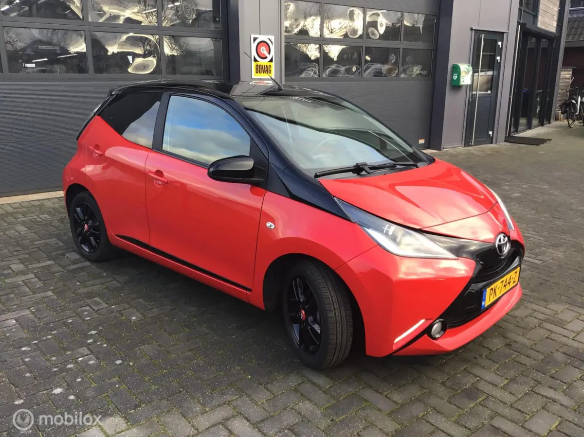 1.0 VVT-i x-play. BI-COLOUR / NL auto / 1e Eig.