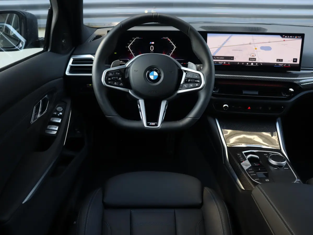 320i | M Sportpakket Pro | Panodak | Trekhaak | Head-Up | Driving Assistant Prof. | Harman Kardon | Comfort Access | Verwarmd Stuurwiel | 19'' LMV