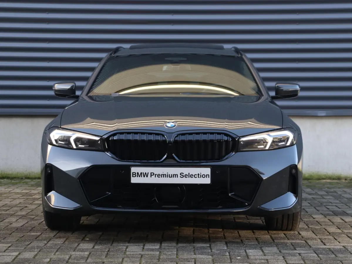 320i | M Sportpakket Pro | Panodak | Trekhaak | Head-Up | Driving Assistant Prof. | Harman Kardon | Comfort Access | Verwarmd Stuurwiel | 19'' LMV