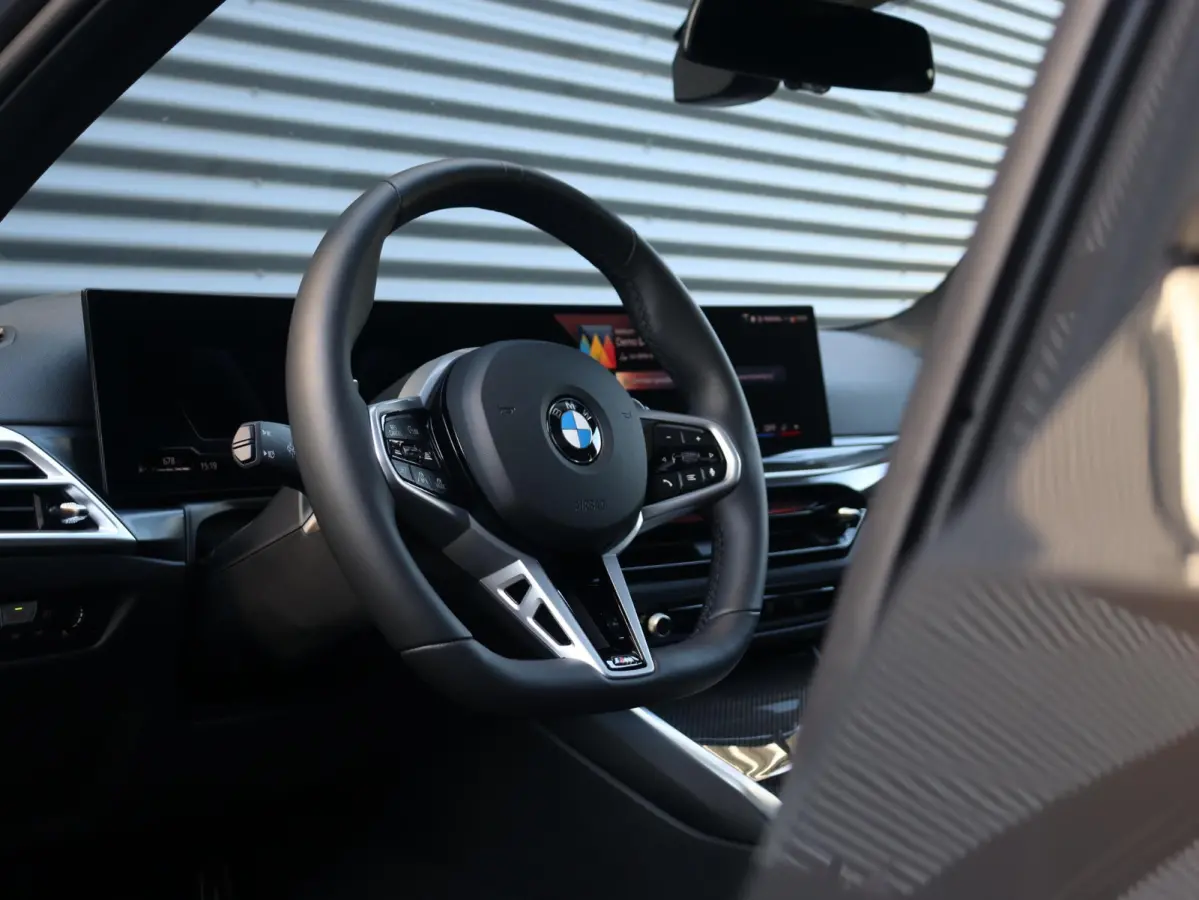 320i | M Sportpakket Pro | Panodak | Trekhaak | Head-Up | Driving Assistant Prof. | Harman Kardon | Comfort Access | Verwarmd Stuurwiel | 19'' LMV