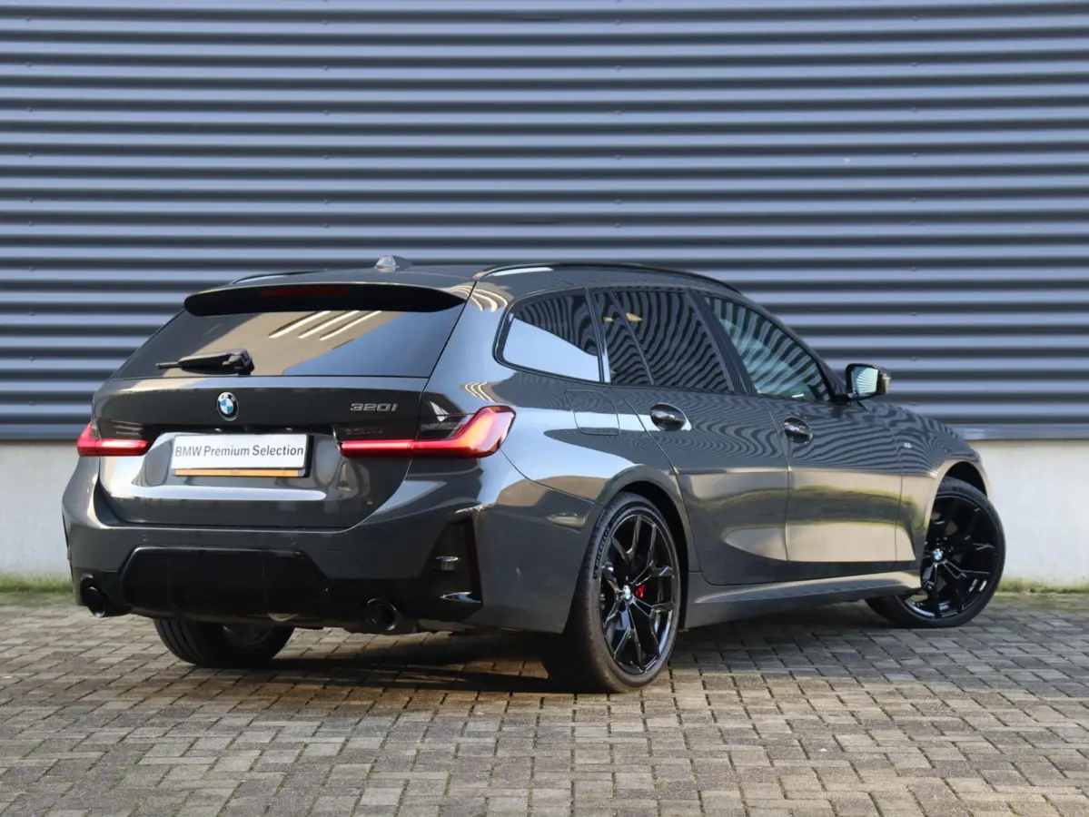 320i | M Sportpakket Pro | Panodak | Trekhaak | Head-Up | Driving Assistant Prof. | Harman Kardon | Comfort Access | Verwarmd Stuurwiel | 19'' LMV