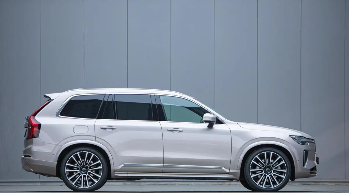 2.0 T8 Plug-in hybrid AWD Ultra Bright MY 2026 Facelift