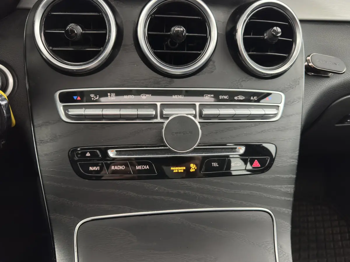 220d 4MATIC Premium Plus (INCL-BTW) *PANO | LEATHER | FULL-LED | MEMORY-PACK | TOPVIEW | BLINDSPOT | HEATED-COMFORTSEATS | NAVI-FULLMAP | ECC | PDC | CRUISE | SHIFTPADDLES | TOWBAR | 18''ALU