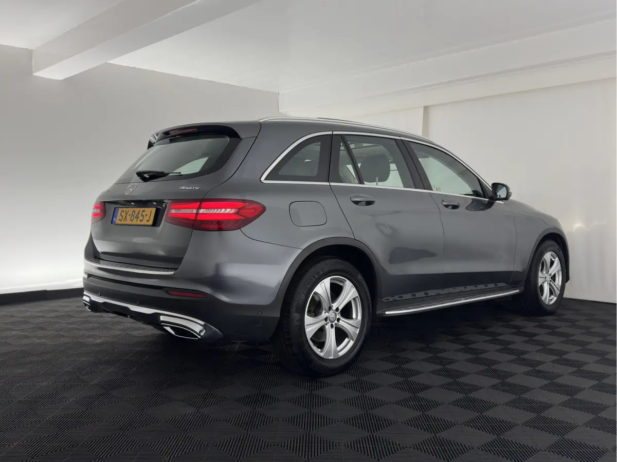 220d 4MATIC Premium Plus (INCL-BTW) *PANO | LEATHER | FULL-LED | MEMORY-PACK | TOPVIEW | BLINDSPOT | HEATED-COMFORTSEATS | NAVI-FULLMAP | ECC | PDC | CRUISE | SHIFTPADDLES | TOWBAR | 18''ALU