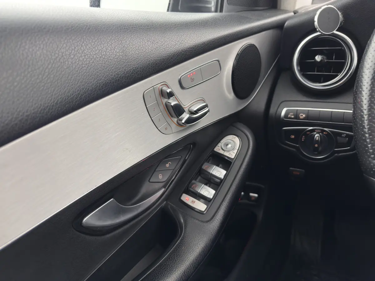 220d 4MATIC Premium Plus (INCL-BTW) *PANO | LEATHER | FULL-LED | MEMORY-PACK | TOPVIEW | BLINDSPOT | HEATED-COMFORTSEATS | NAVI-FULLMAP | ECC | PDC | CRUISE | SHIFTPADDLES | TOWBAR | 18''ALU