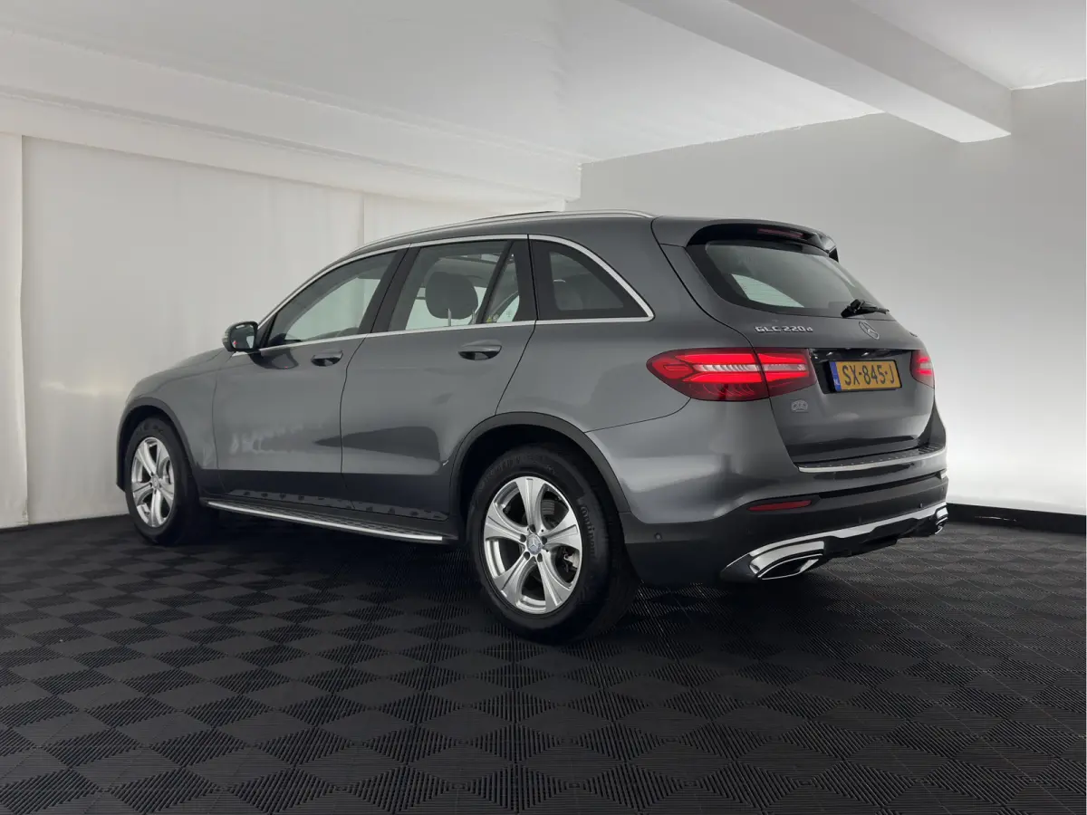 220d 4MATIC Premium Plus (INCL-BTW) *PANO | LEATHER | FULL-LED | MEMORY-PACK | TOPVIEW | BLINDSPOT | HEATED-COMFORTSEATS | NAVI-FULLMAP | ECC | PDC | CRUISE | SHIFTPADDLES | TOWBAR | 18''ALU