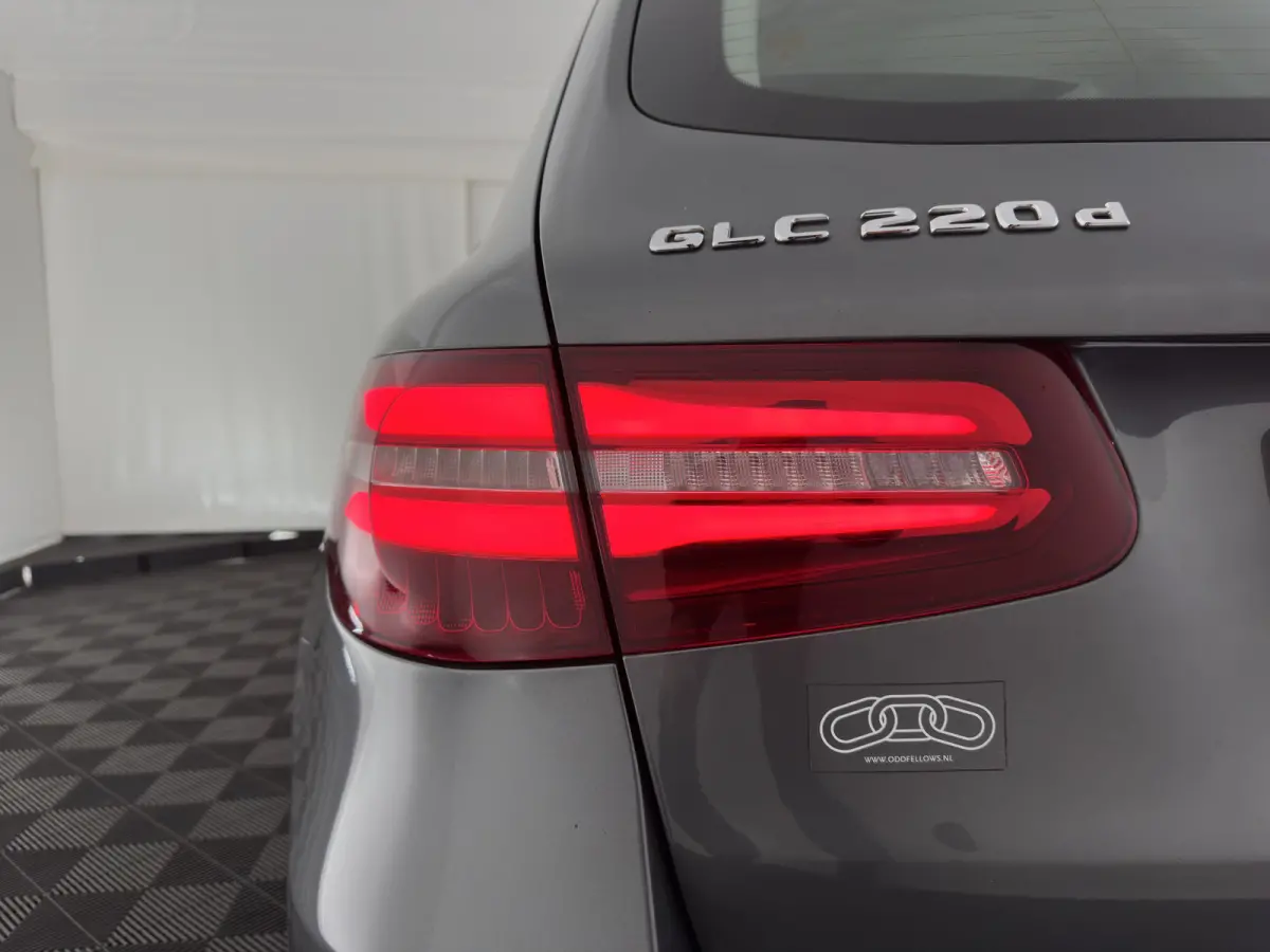 220d 4MATIC Premium Plus (INCL-BTW) *PANO | LEATHER | FULL-LED | MEMORY-PACK | TOPVIEW | BLINDSPOT | HEATED-COMFORTSEATS | NAVI-FULLMAP | ECC | PDC | CRUISE | SHIFTPADDLES | TOWBAR | 18''ALU