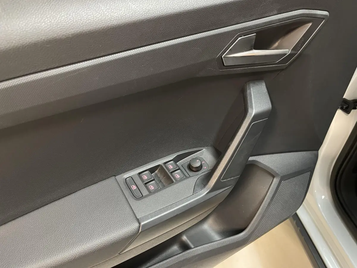 1.0 TSI Style 16"/Apple Carplay & Android Auto/PDC/LED