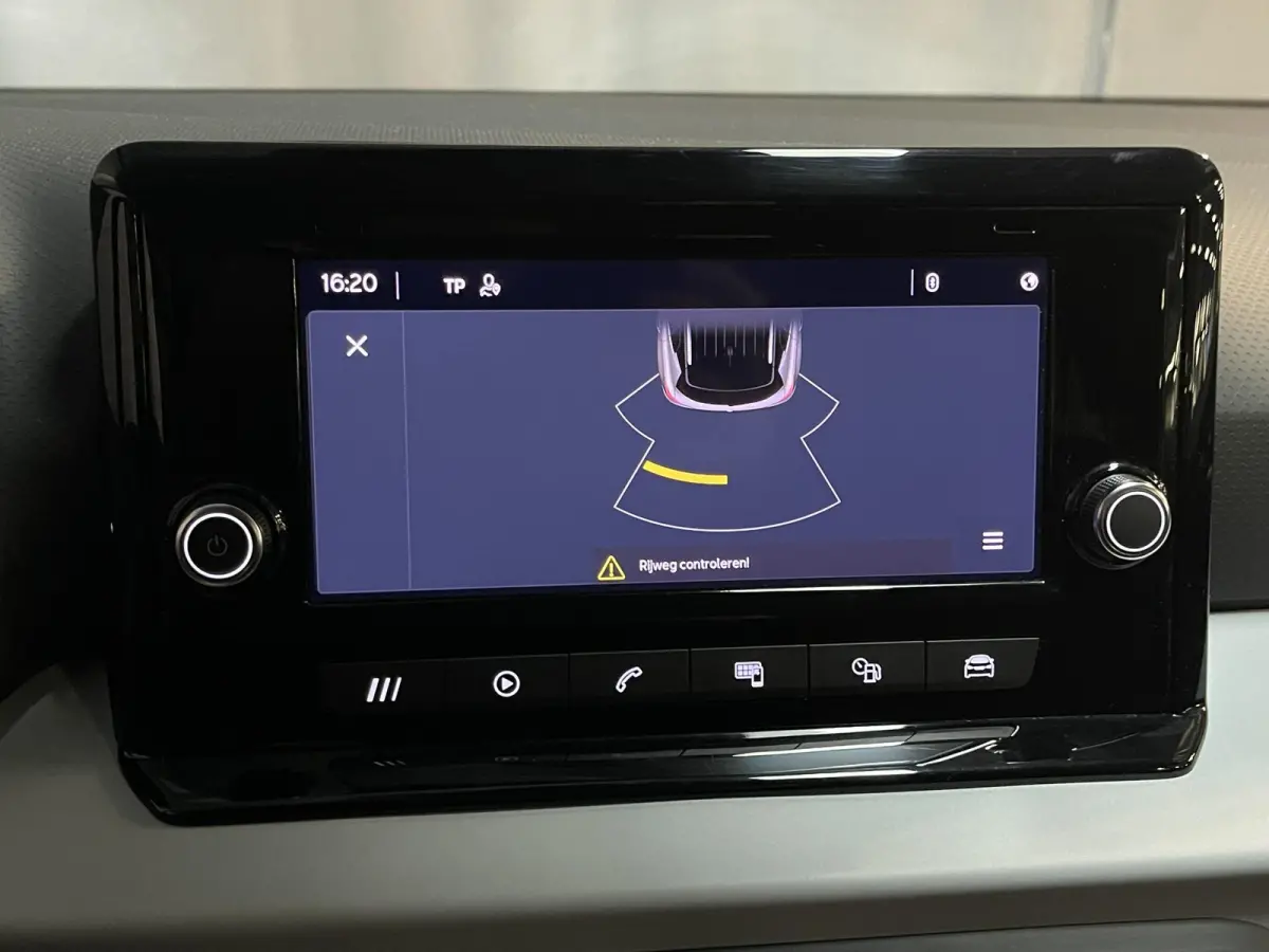 1.0 TSI Style 16"/Apple Carplay & Android Auto/PDC/LED