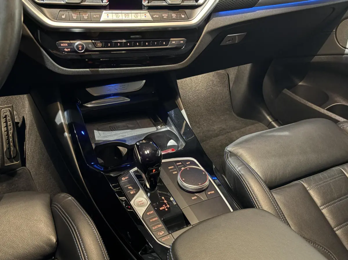 xDrive30e |M stoelen|Panoramadak|M sport|Shadowline|Head-up|High Executive|LED|Camera|