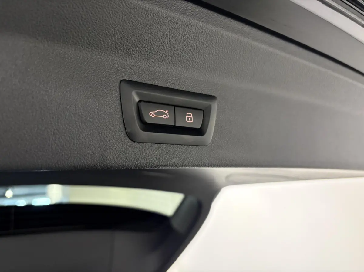 xDrive30e |M stoelen|Panoramadak|M sport|Shadowline|Head-up|High Executive|LED|Camera|