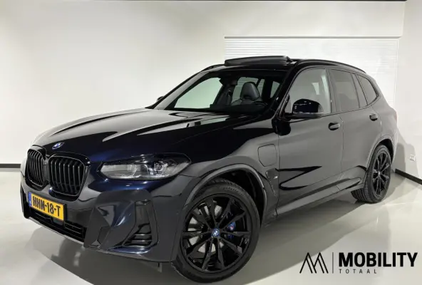 xDrive30e |M stoelen|Panoramadak|M sport|Shadowline|Head-up|High Executive|LED|Camera|