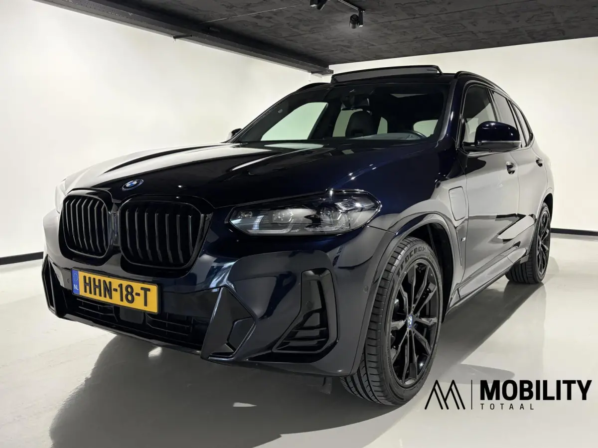 xDrive30e |M stoelen|Panoramadak|M sport|Shadowline|Head-up|High Executive|LED|Camera|