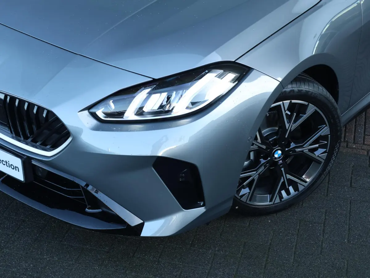 120 M Sport Design Edition M Sportpakket/ Stuurwielrand verwarmd/ Achteruitrijcamera/ Getint Glas/ Sportstoelen/ Driving Assistant