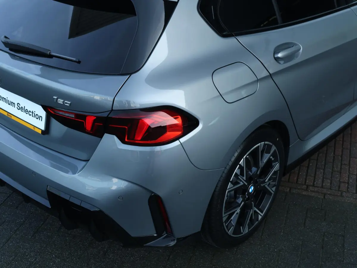 120 M Sport Design Edition M Sportpakket/ Stuurwielrand verwarmd/ Achteruitrijcamera/ Getint Glas/ Sportstoelen/ Driving Assistant