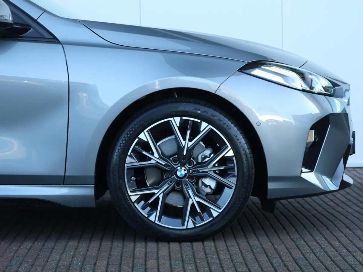 120 M Sport Design Edition M Sportpakket/ Stuurwielrand verwarmd/ Achteruitrijcamera/ Getint Glas/ Sportstoelen/ Driving Assistant