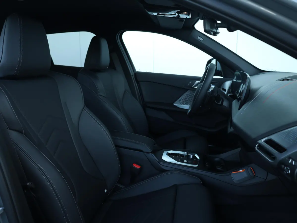 120 M Sport Design Edition M Sportpakket/ Stuurwielrand verwarmd/ Achteruitrijcamera/ Getint Glas/ Sportstoelen/ Driving Assistant