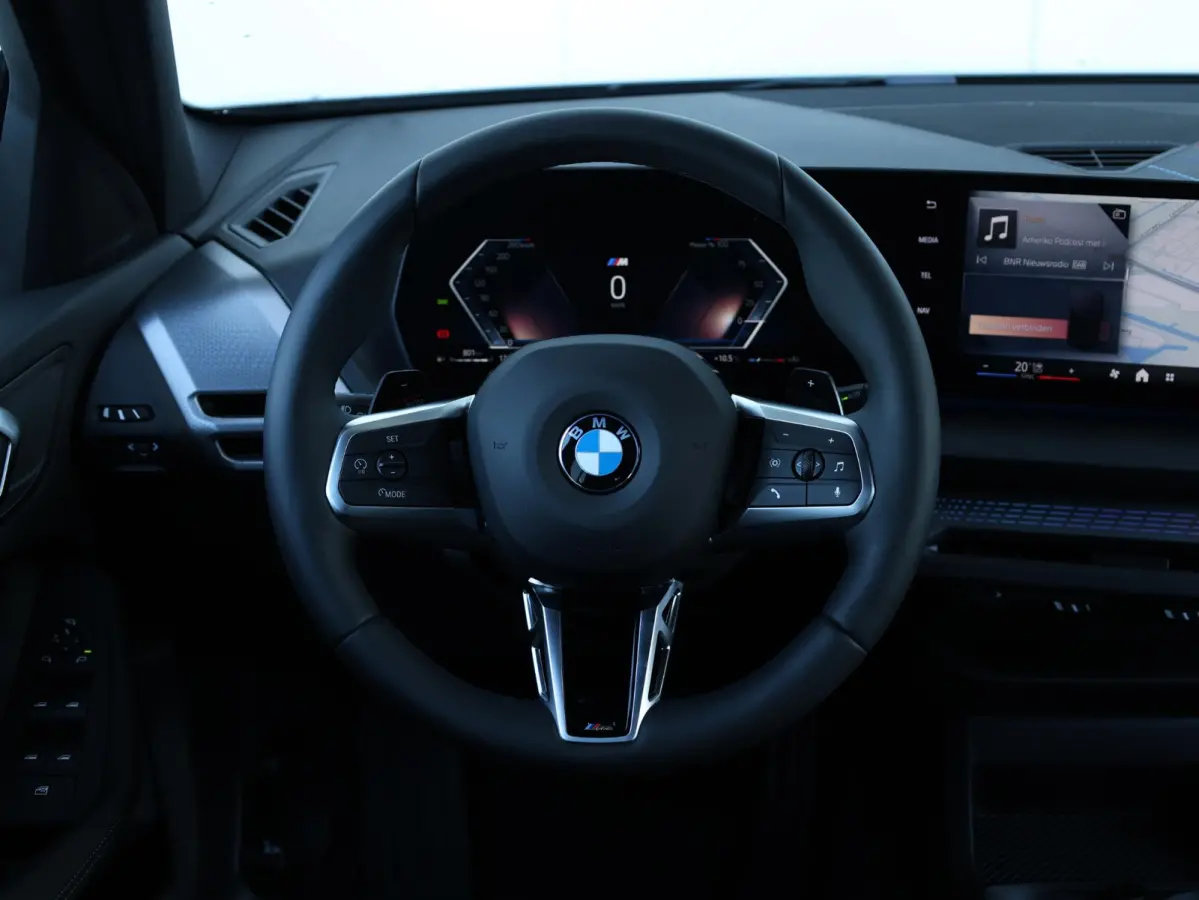 120 M Sport Design Edition M Sportpakket/ Stuurwielrand verwarmd/ Achteruitrijcamera/ Getint Glas/ Sportstoelen/ Driving Assistant