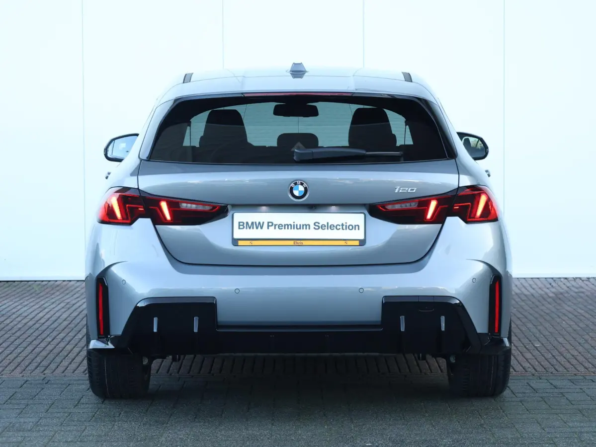 120 M Sport Design Edition M Sportpakket/ Stuurwielrand verwarmd/ Achteruitrijcamera/ Getint Glas/ Sportstoelen/ Driving Assistant