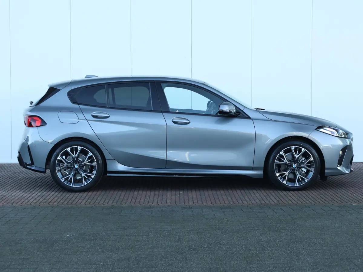 120 M Sport Design Edition M Sportpakket/ Stuurwielrand verwarmd/ Achteruitrijcamera/ Getint Glas/ Sportstoelen/ Driving Assistant