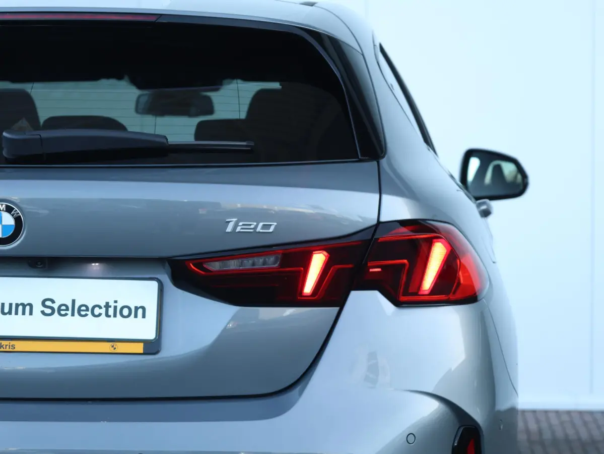 120 M Sport Design Edition M Sportpakket/ Stuurwielrand verwarmd/ Achteruitrijcamera/ Getint Glas/ Sportstoelen/ Driving Assistant