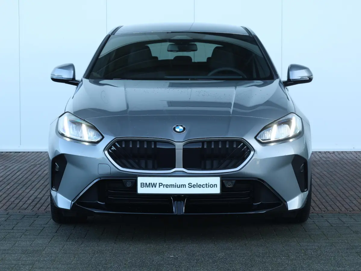 120 M Sport Design Edition M Sportpakket/ Stuurwielrand verwarmd/ Achteruitrijcamera/ Getint Glas/ Sportstoelen/ Driving Assistant