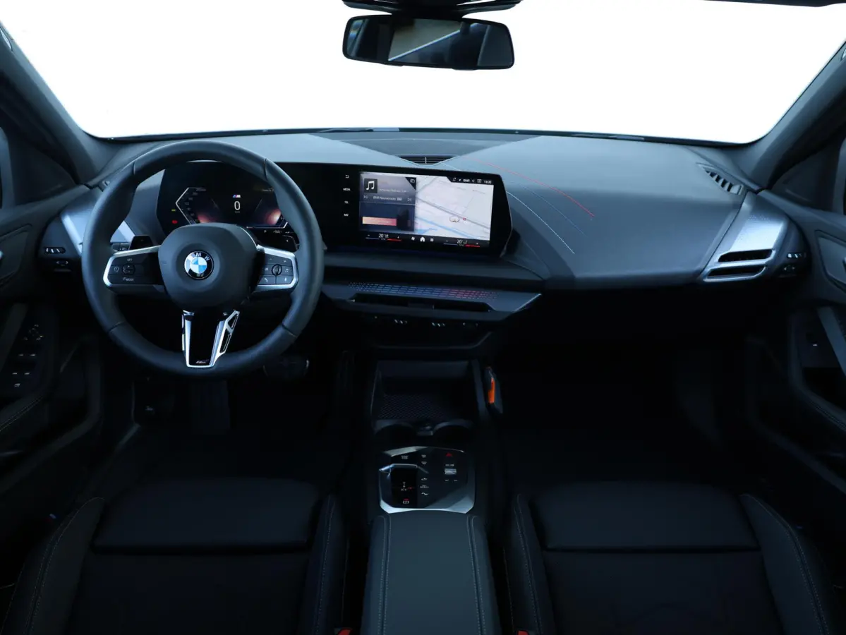 120 M Sport Design Edition M Sportpakket/ Stuurwielrand verwarmd/ Achteruitrijcamera/ Getint Glas/ Sportstoelen/ Driving Assistant