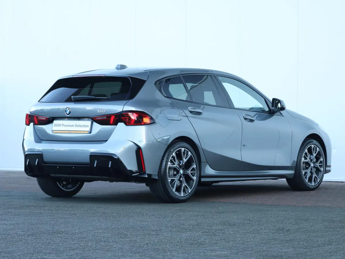 120 M Sport Design Edition M Sportpakket/ Stuurwielrand verwarmd/ Achteruitrijcamera/ Getint Glas/ Sportstoelen/ Driving Assistant