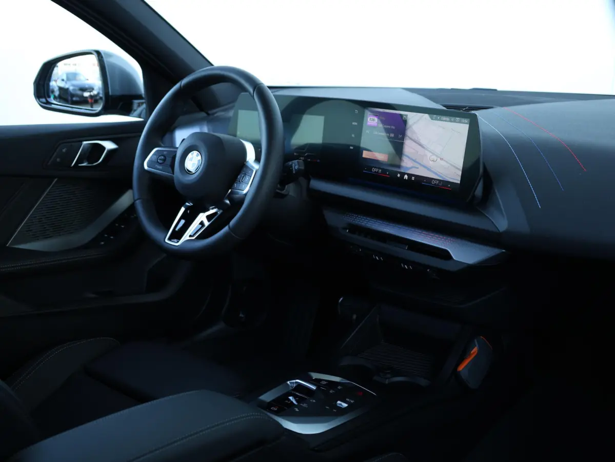 120 M Sport Design Edition M Sportpakket/ Stuurwielrand verwarmd/ Achteruitrijcamera/ Getint Glas/ Sportstoelen/ Driving Assistant