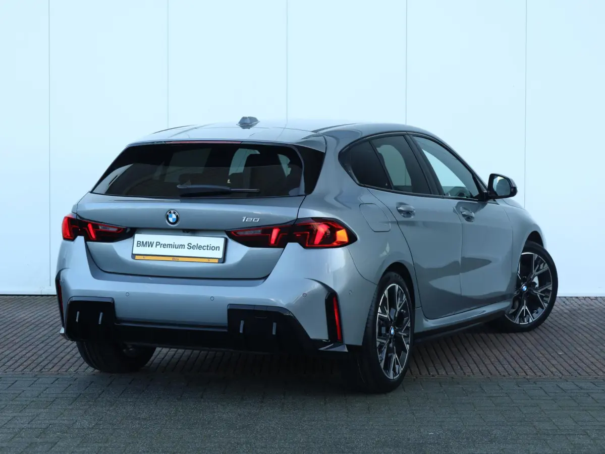 120 M Sport Design Edition M Sportpakket/ Stuurwielrand verwarmd/ Achteruitrijcamera/ Getint Glas/ Sportstoelen/ Driving Assistant