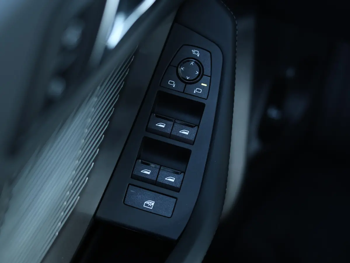 120 M Sport Design Edition M Sportpakket/ Stuurwielrand verwarmd/ Achteruitrijcamera/ Getint Glas/ Sportstoelen/ Driving Assistant